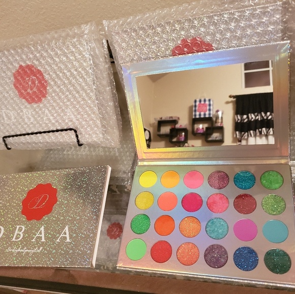 DBAA glow in the dark eyeshadow palettes - Picture 7 of 7